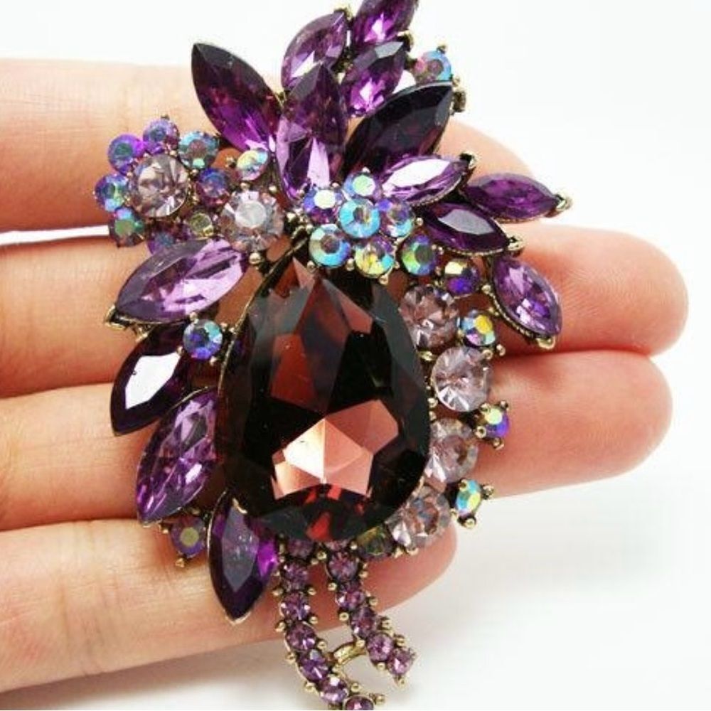 💜 Betsey Johnson stunning & sparkling purple cluster brooch 💜